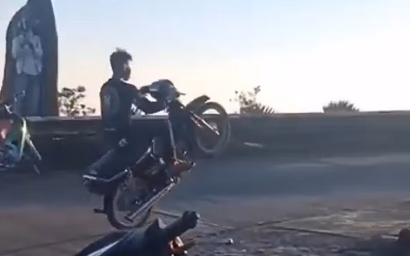 Mới đây, mạng xã hội lại được chứng kiến tình huống bốc đầu xe máy đầy nguy hiểm và nhanh chóng thu hút lượng lớn người xem và bình luận.