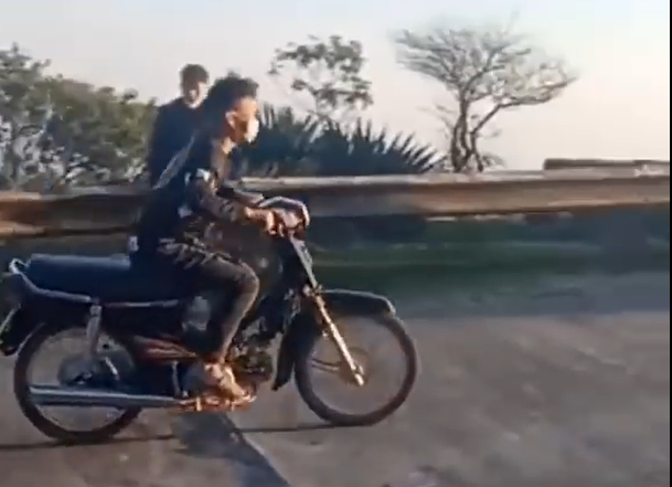 Tình trạng thanh niên điều khiển xe máy thực hiện các hành động nguy hiểm trên đường như lạng lách đánh võng, bốc đầu không còn là chuyện hiếm, khiến nhiều người sợ hãi và ngán ngẩm mỗi khi phải chứng kiến.