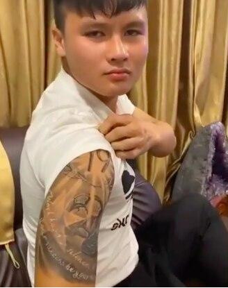 Mới đây trong một clip được đăng tải trên tiktok, Quang Hải bất ngờ khoe hình xăm trên bắp tay phải.