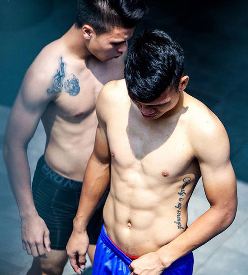 Hình xăm của Quang Hải không ít lần bị cánh phóng viên thể thao "săn" trong dịp tiền vệ này khoe body.