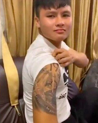 Theo đó, hình xăm mới của tiền vệ Quang Hải là một bức tranh được lồng ghép nhiều biểu tượng vào nhau gồm số 19 (số áo của Quang Hải), biểu tượng ngôi sao vàng, trái bóng và hai dòng chữ khá dài.