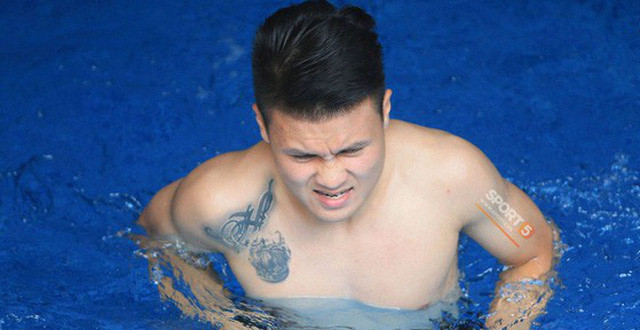 Hình xăm nổi tiếng nhất của cầu thủ xứ Đông Anh là hai chữ QH (Quang Hải) được lồng vào nhau với nhiều họa tiết bao quanh ở ngực phải.