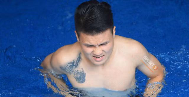 Hình xăm nổi tiếng nhất của cầu thủ xứ Đông Anh là hai chữ QH (Quang Hải) được lồng vào nhau với nhiều họa tiết bao quanh ở ngực phải.