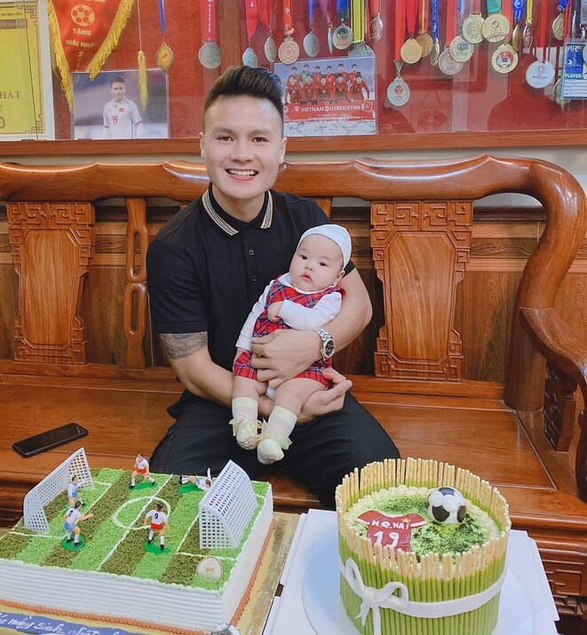 Với hình xăm mới "tậu" này có thể thấy, những hình xăm trên đều liên quan tới bóng đá. Đây được xem là cách Quang Hải thể hiện tình yêu với trái bóng tròn và màu cờ sắc áo với đội tuyển.