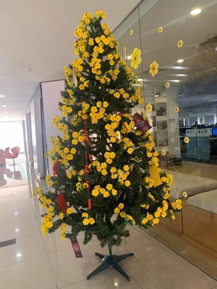 Nhiều gia đình cũng lựa chọn tự chế ra cây cảnh đón Tết để tiết kiệm chi phí mà vẫn đảm bảo tính thẩm mỹ.