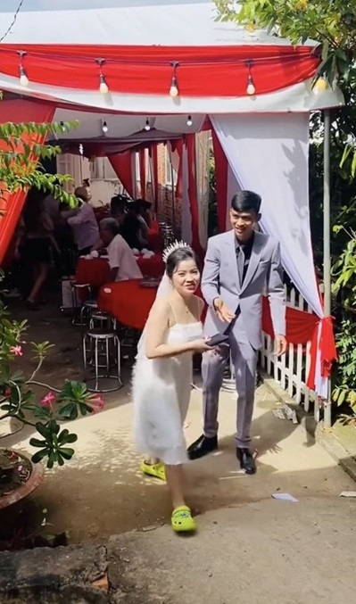 Đoạn clip ngắn về câu chuyện đam mê mua hàng online và nhận đồ ship trong ngày cưới sau khi được đăng tải đã thu hút đông đảo sự quan tâm của mọi người.