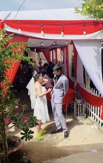 Không rõ cô dâu đã nịnh nọt thế nào nhưng chú rể đã ngay lập tức rút cả ví ra đưa cho vợ, ánh mắt nhìn theo “3 phần bất lực, 7 phần nuông chiều”.