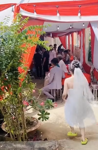 Nếu gặp trường hợp này có lẽ sẽ có không ít người hẹn shipper quay lại vào một hôm khác vì không tiện để lấy hàng. Thế nhưng cô dâu trong clip lại quyết định mặc nguyên bộ váy cưới ra nhận đồ trước khi đổi địa chỉ giao hàng về nhà chồng.