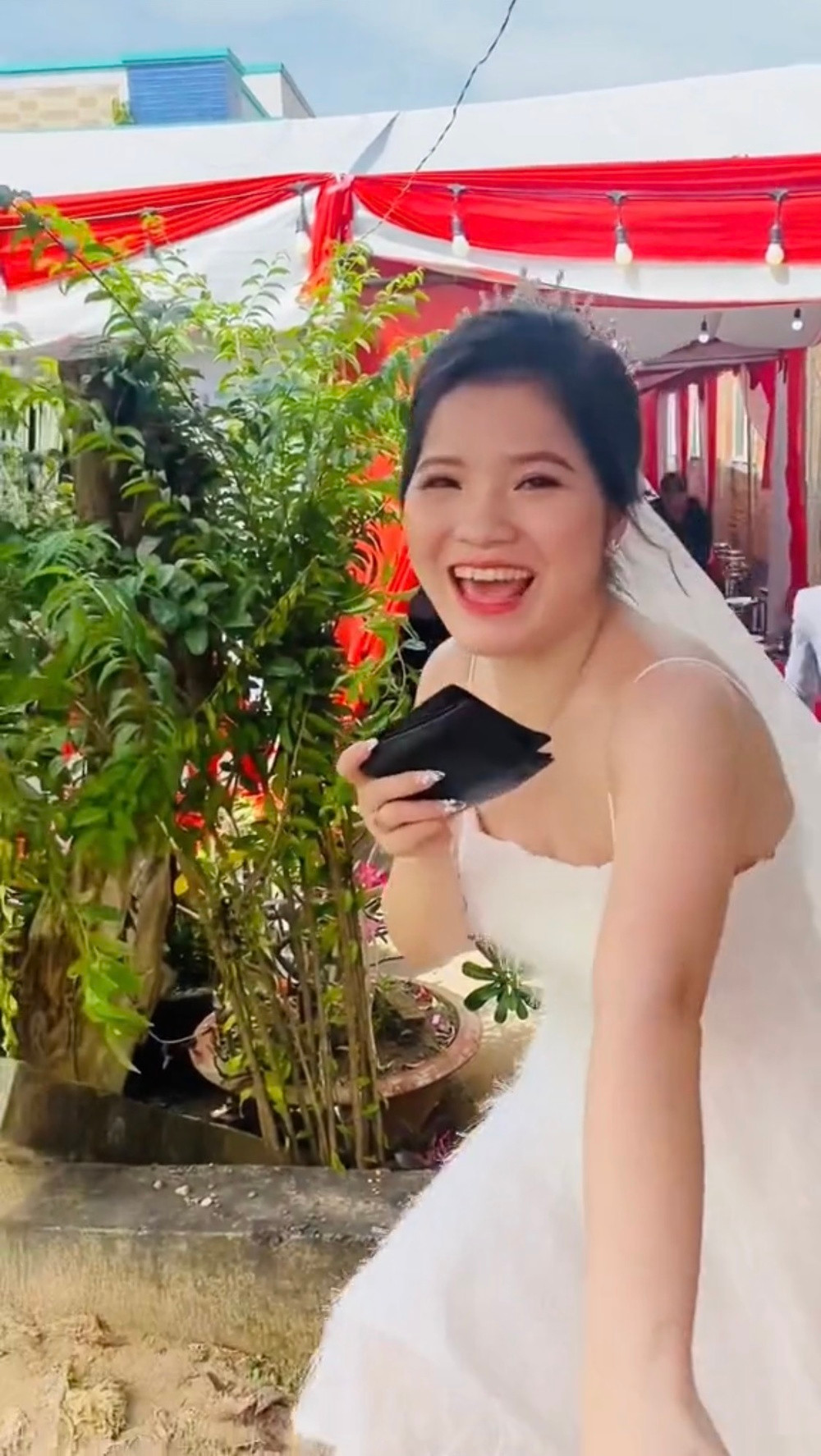 Hầu hết dân mạng đều khen cô dâu là một người mua hàng có tâm, không vì việc riêng của mình mà “bùng hàng” hay để shipper phải đi lại nhiều lần.