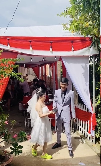 Bản thân anh shipper cũng không lường trước được việc giao hàng vào đúng dịp đặc biệt này nên tỏ ra rất vui vẻ và bất ngờ khi người ra nhận là một cô dâu.