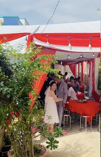 Chưa kể đến chuyện vì không mang theo tiền trong người, cô liền chạy ngay vào chỗ chú rể đang ngồi để vòi tiền.