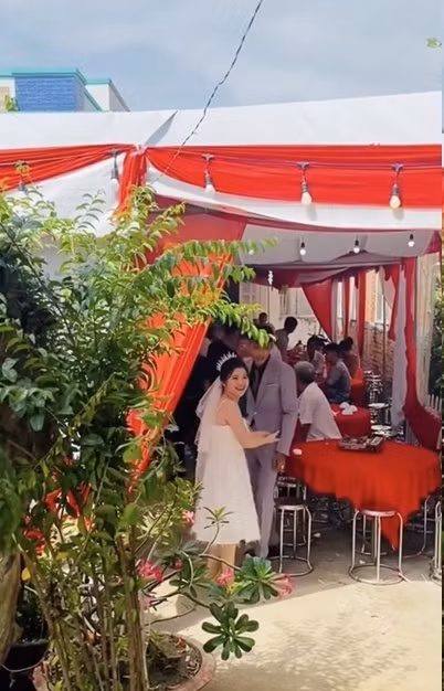 Chưa kể đến chuyện vì không mang theo tiền trong người, cô liền chạy ngay vào chỗ chú rể đang ngồi để vòi tiền.