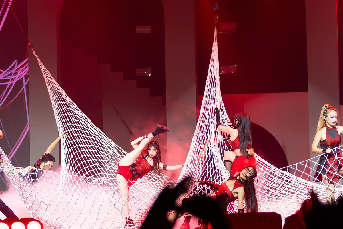 Khi chia sẻ về khó khăn khi quay tiết mục Một Cú Lừa, các "chị đẹp" lại bất ngờ bị nghi ngờ việc trượt ngã chỉ là để "tạo drama gây chú ý".