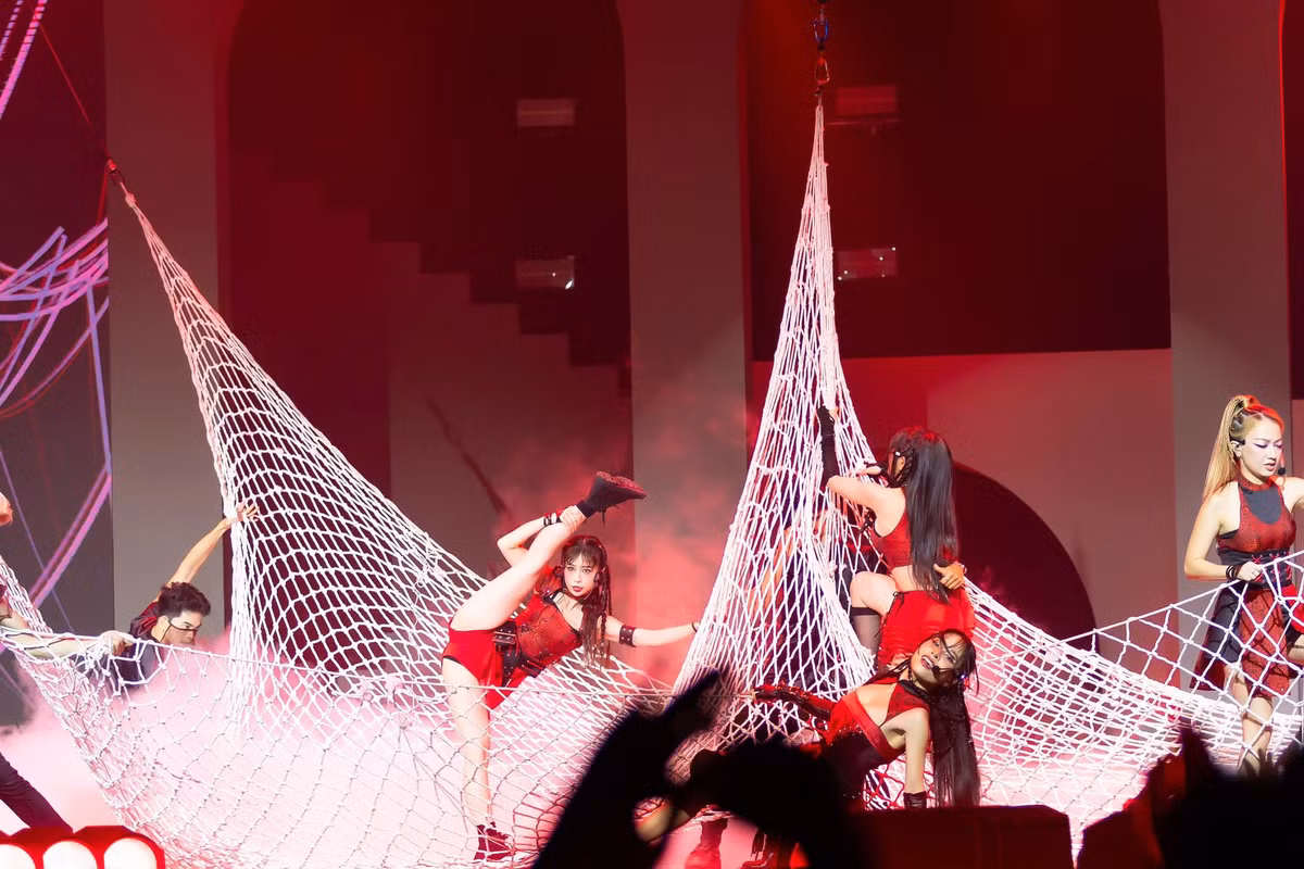 Khi chia sẻ về khó khăn khi quay tiết mục Một Cú Lừa, các "chị đẹp" lại bất ngờ bị nghi ngờ việc trượt ngã chỉ là để "tạo drama gây chú ý".