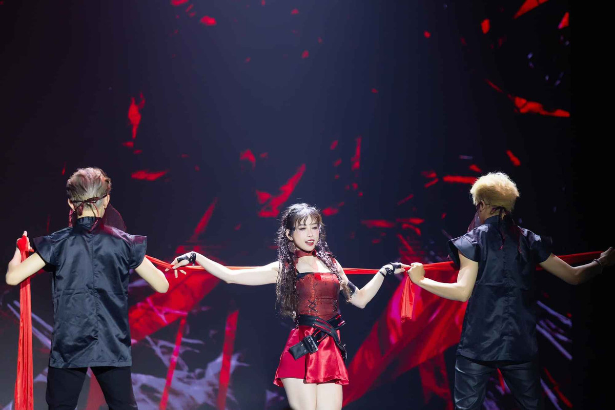 Sau sâu khấu, Châu Tuyết Vân phải băng đá vào đầu gối để giảm đau và hồi phục. Đây là việc làm rất quen thuộc với các VĐV thể thao sau giờ tập luyện.