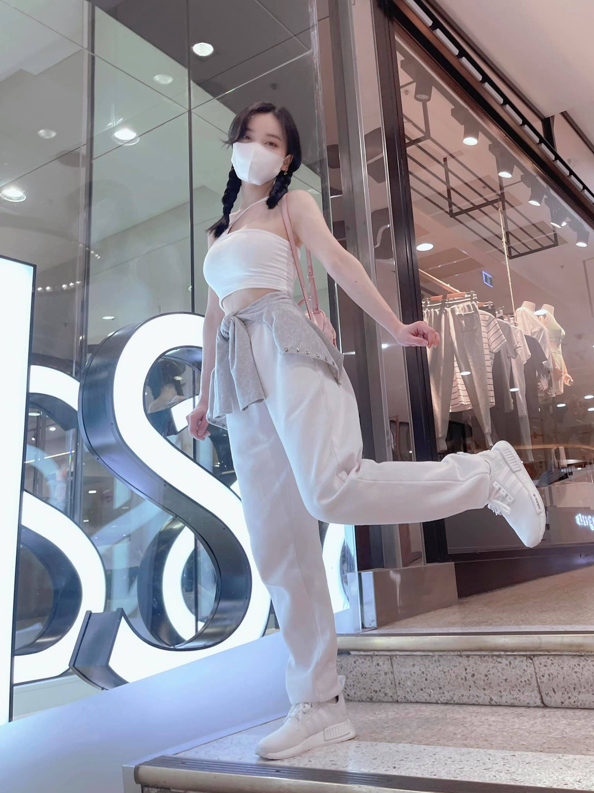 Vicky cũng thường xuyên chia sẻ những hình ảnh xinh đẹp, nóng bỏng của mình lên trang cá nhân và luôn thu hút hàng ngàn lượt yêu thích, bình luận cũng như chia sẻ từ cộng đồng mạng.