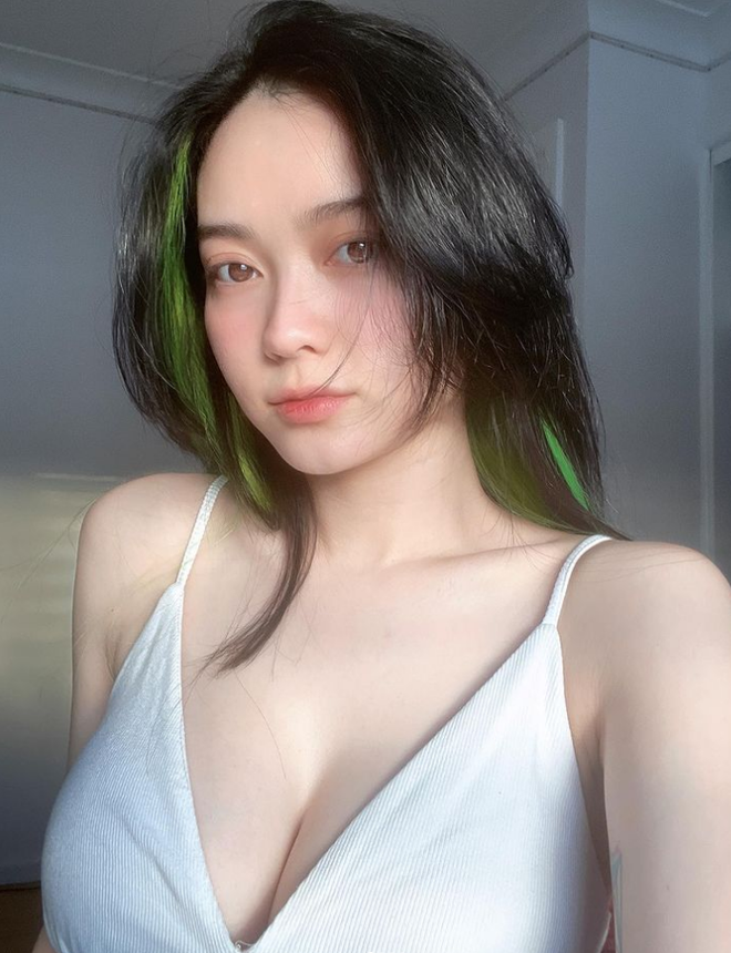 Ban đầu, Vicky Thiên Trần được biết đến và sở hữu một lượng fan bởi vẻ đẹp trong veo như “nàng thơ”. Chính thời gian đi du học ngành làm đẹp tại Úc, gái xinh này đã có màn “lột xác” bất ngờ.