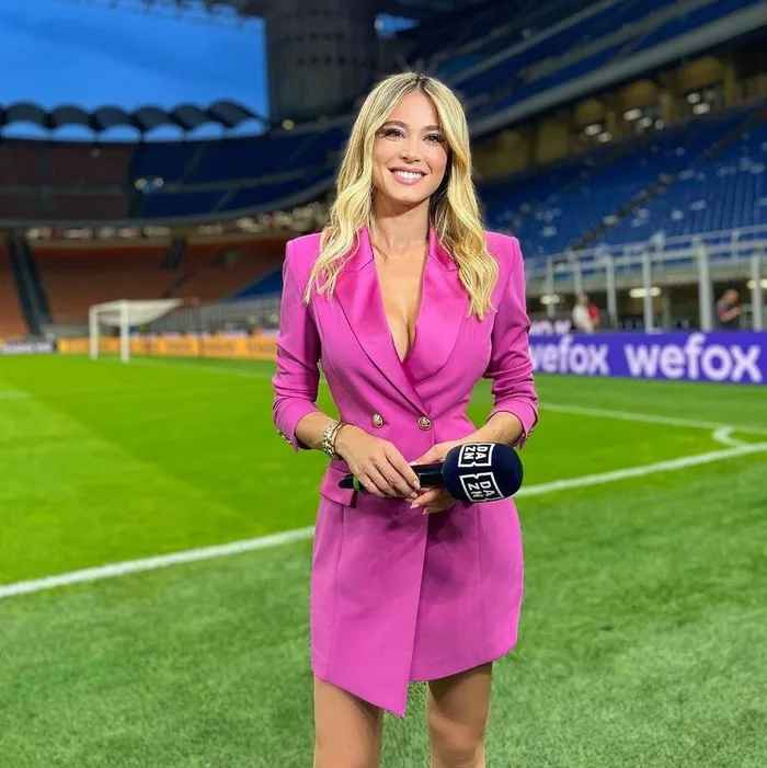 "Tôi yêu bóng đá từ khi còn là một cô bé. Môn thể thao này luôn làm tôi ngạc nhiên và nó chưa bao giờ hết thú vị", nữ MC bóng đá xinh đẹp nói thêm.
