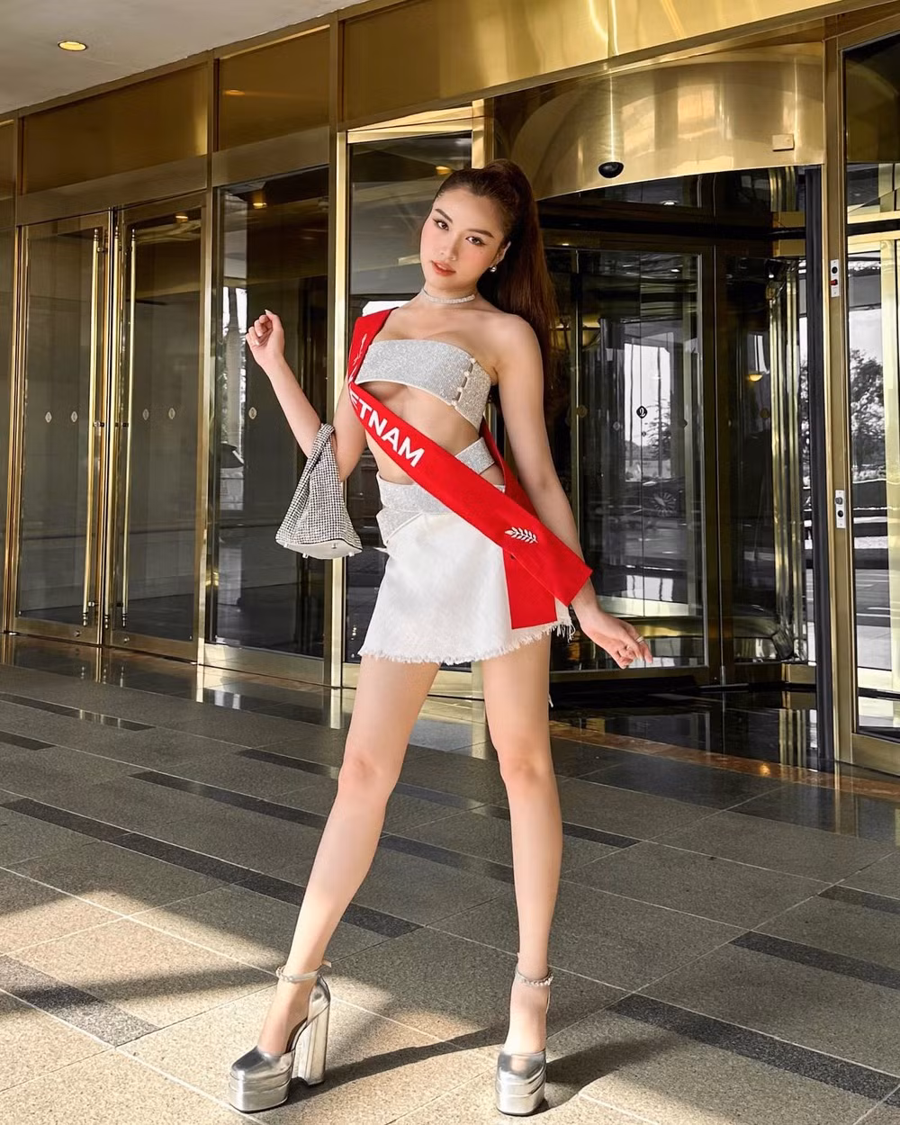 Mỹ nhân gốc Khánh Hòa khoe triệt để hình thể trong các thiết kế cắt trên xẻ dưới thời điểm thi MC 2023. (Ảnh: FB Thanh Thanh Huyền)