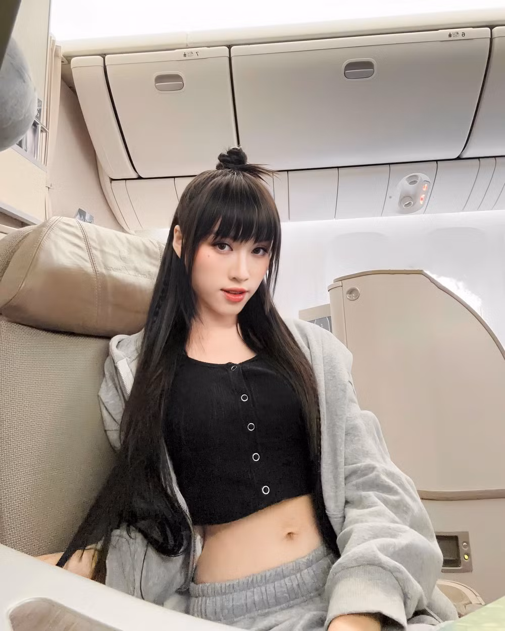 Thậm chí, trong quá thi đấu tại Miss Charm 2023 (MC), người đẹp cũng gây thất vọng với gu ăn mặc hở bạo và quẩy "rơi hình tượng" dù đang tham gia cuộc thi.