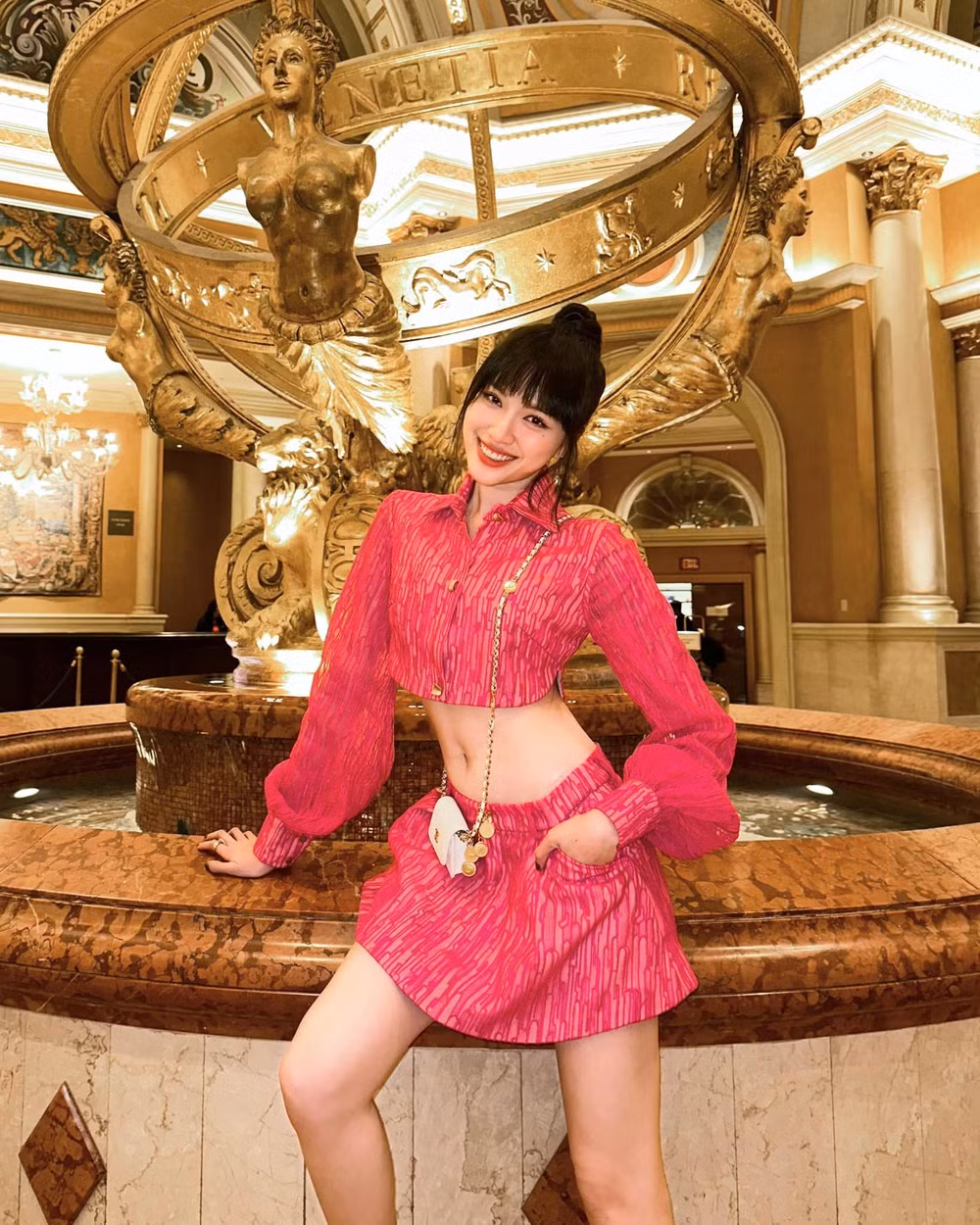 Tuy nhiên, nhìn vào trường hợp của Thanh Thanh Huyền, điều khiến cho cô bị mất điểm khi để kiểu tóc này chính việc lấy phần tóc mái quá nhiều và phần tóc moi thì khá dày gây mất cân đối cho gương mặt.