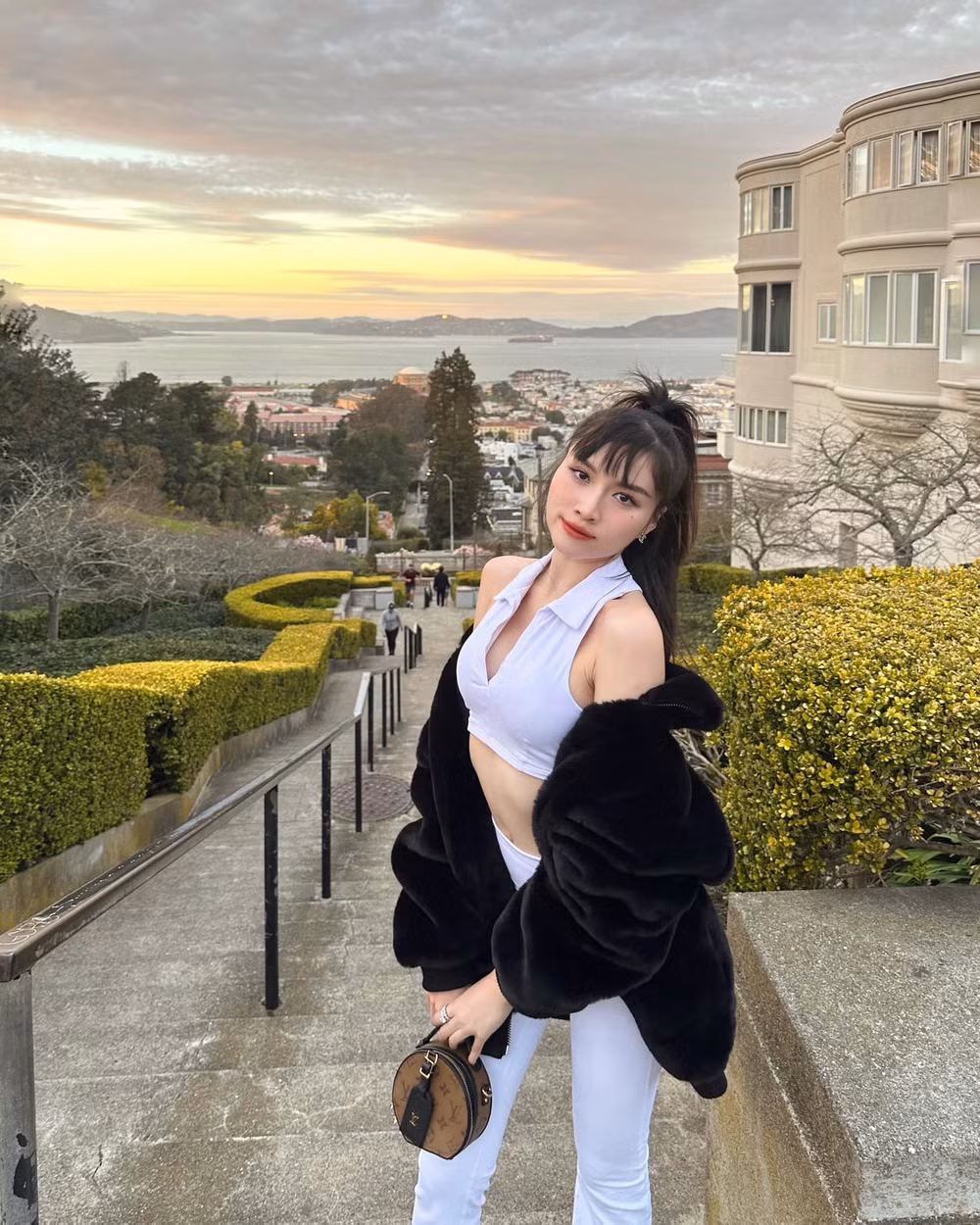 Theo đó, đa phần cho rằng kiểu tóc này không phù hợp với đường nét gương mặt của cô và khiến người đẹp trở nên kém sắc hơn thường ngày.