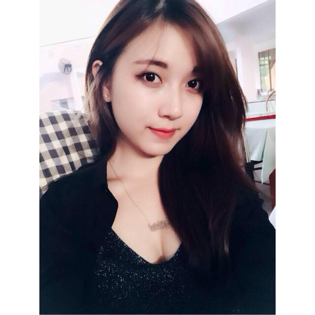 Để có thể đứng trên bục giảng, cô giáo sinh năm 1991 đã phải không ngừng trau dồi kiến thức và thường xuyên gặp các giáo viên khác trao đổi kinh nghiệm, phương pháp truyền đạt sao cho hiệu quả.