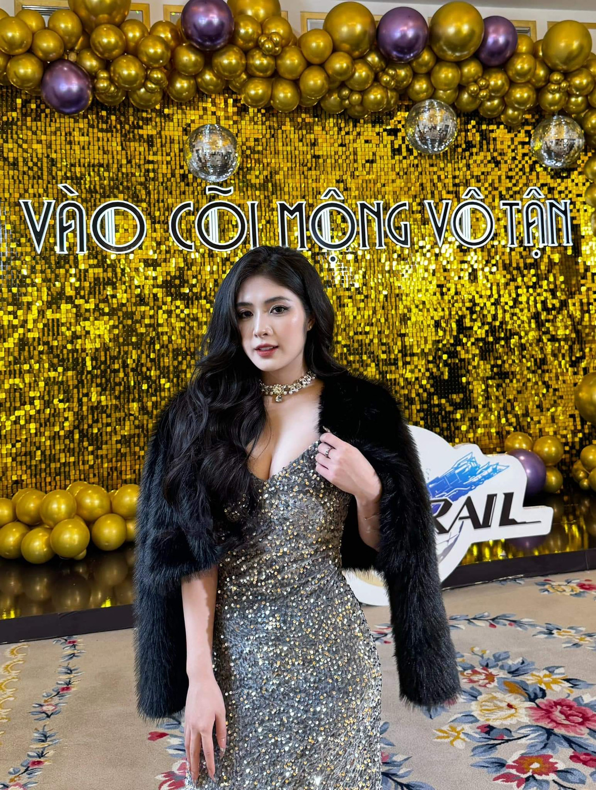 Quỳnh Alee không ít lần khiến dân mạng “xịt máu mũi” khi diện chiếc áo cúp ngực khoe triệt để vòng một căng tràn và đôi xương quai xanh quyến rũ.