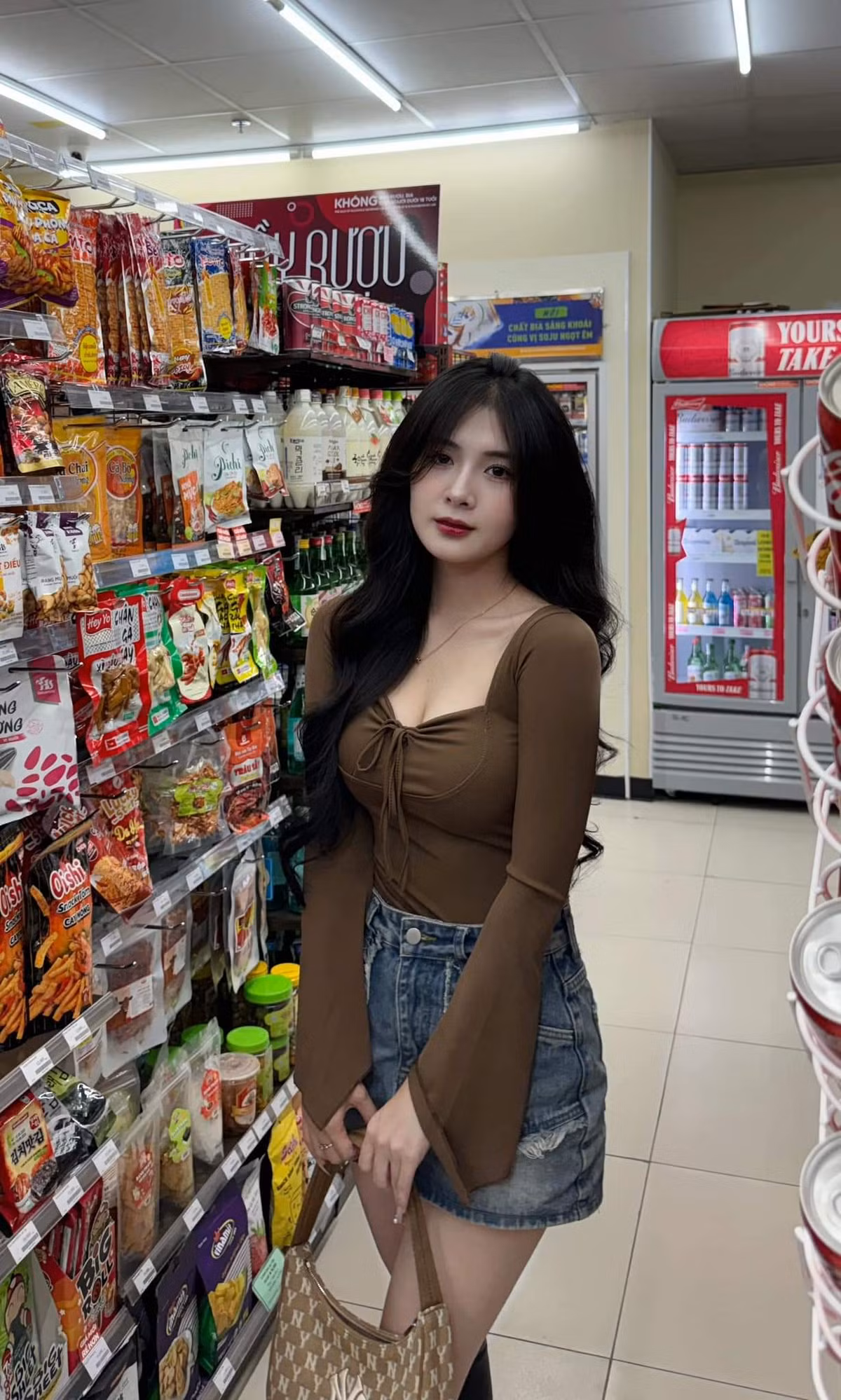 Quỳnh Alee từng chứng minh cho cư dân mạng thấy rằng thân hình mũm mĩm ngày xưa chỉ còn là “dĩ vãng”. Thay vào đó, giờ cô nàng sở hữu body hút mắt với vòng nào ra vòng đó.