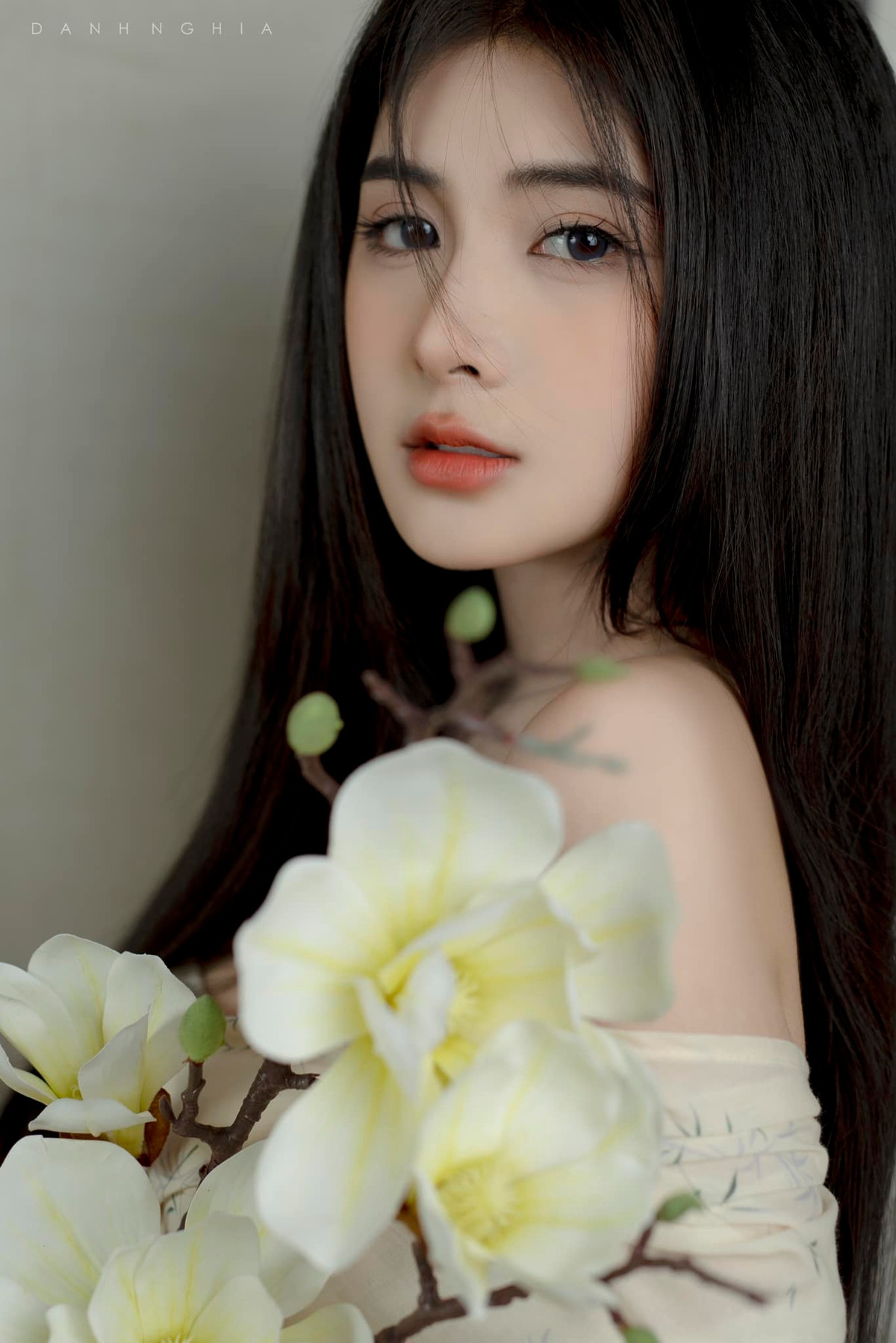 Trong chiếc váy lụa khá mỏng, hot girl mạng Quỳnh Alee khoe được thân hình nõn nã và triển nở.