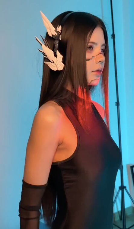 Với trang phục gợi cảm, lối trang điểm sắc sảo và thần thái cuốn hút, Mai Dora đã tái hiện thành công hình ảnh cô gái robot xinh đẹp, quyến rũ.