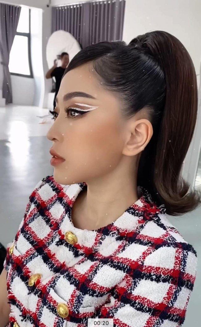 Thần thái ngút ngàn của Phương Nga đã nhanh chóng nhận được rất nhiều lời khen, eyeliner này chính là yếu tố quan trọng giúp nhan sắc nàng Á hậu thăng hạn trong bộ outfit hơi hướng công sở.