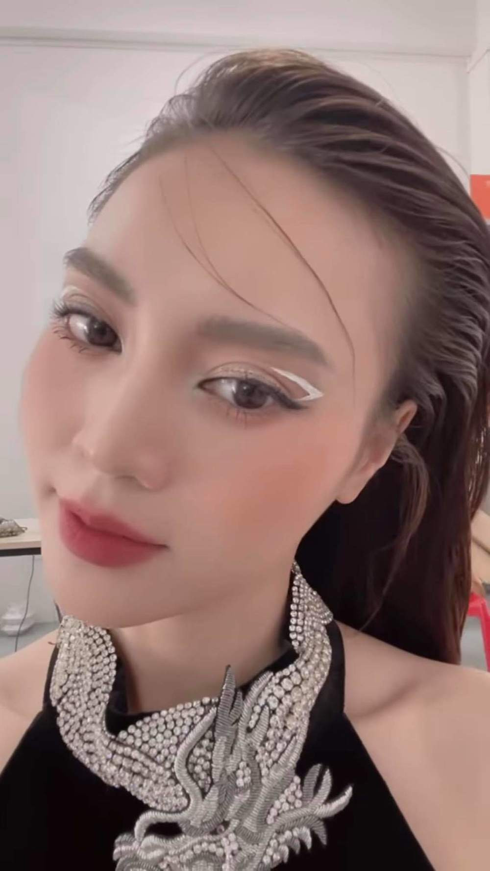 Nữ diễn viên Gái già lắm chiêu vẫn giữ được vẻ dịu dàng thường ngày nhưng lần này xuất sắc được thêm điểm cộng nhờ cách kẻ mắt đầy thú vị.