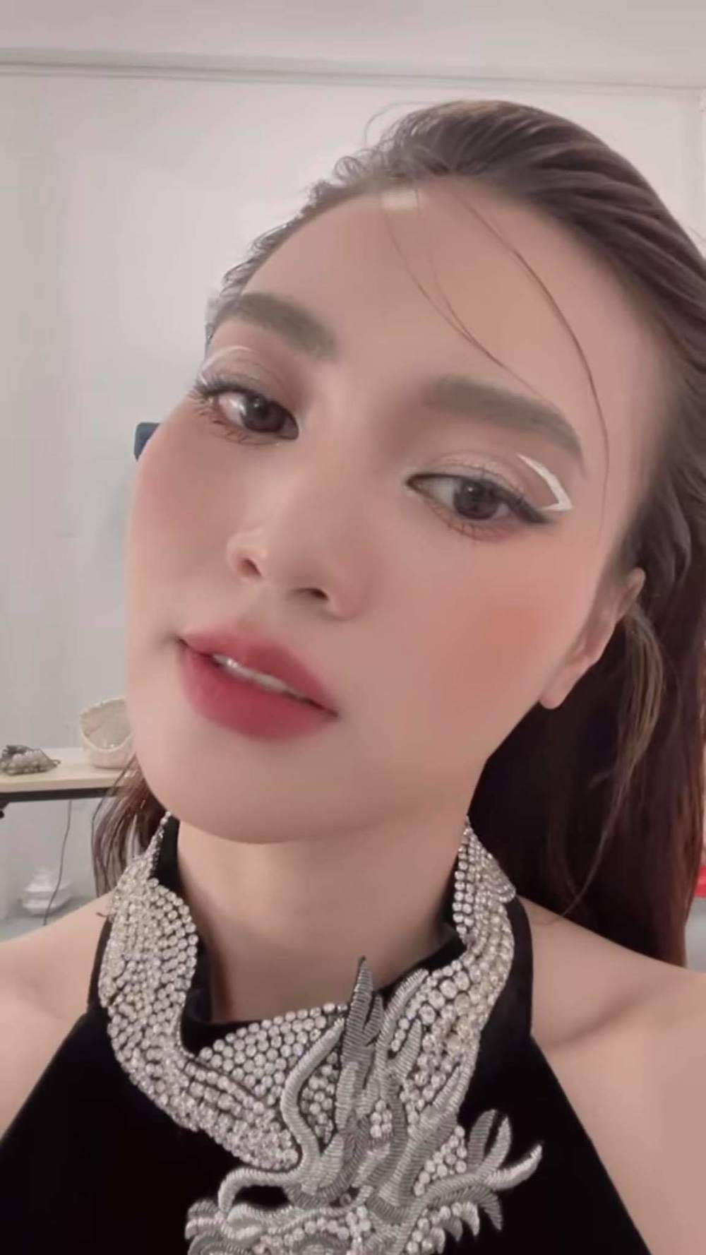 Layout make up của Ninh Dương Lan Ngọc gây ấn tượng bởi tạo hình khối đôi mắt với eyeliner màu trắng rất đặc biệt.