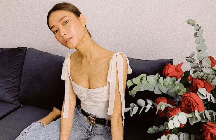 Phương Trinh diện các item cơ bản nhưng tôn dáng tối đa. Cô nàng ngày càng xinh đẹp, mặn mà hơn sau khi cưới.