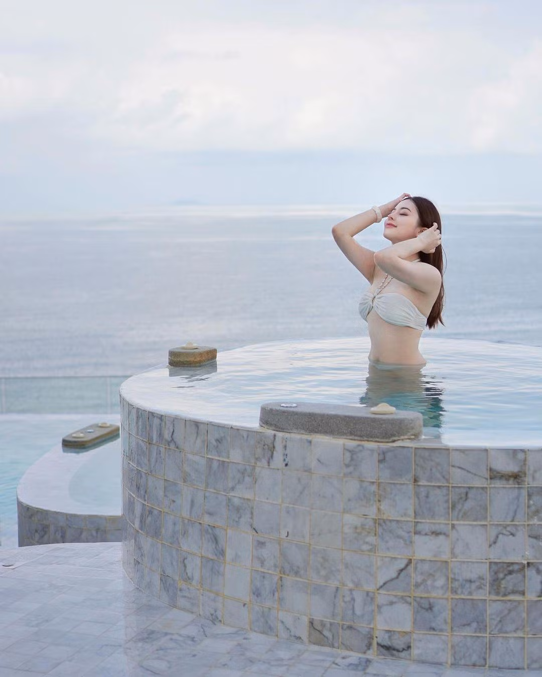 Trong bộ ảnh đăng tải trên trang cá nhân, người đẹp ngành hàng không này liên tục thay đổi nhiều mẫu đồ bơi, từ bikini dây đến monokini sắc màu khi đi bơi.