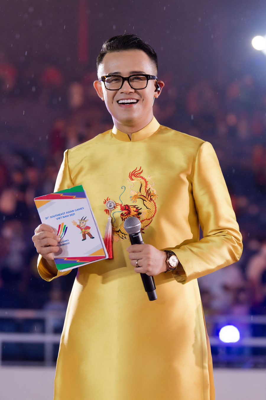 “Có thể xem, 10 triệu đồng là cột mốc đầu tiên cần vượt qua của một MC. Từ 10 đến 20 triệu đồng là cát-xê cho một sự kiện nếu MC có kinh nghiệm, một chút tiếng tăm và đã định hình được phong cách dẫn”, MC Đức Bảo nói thêm.