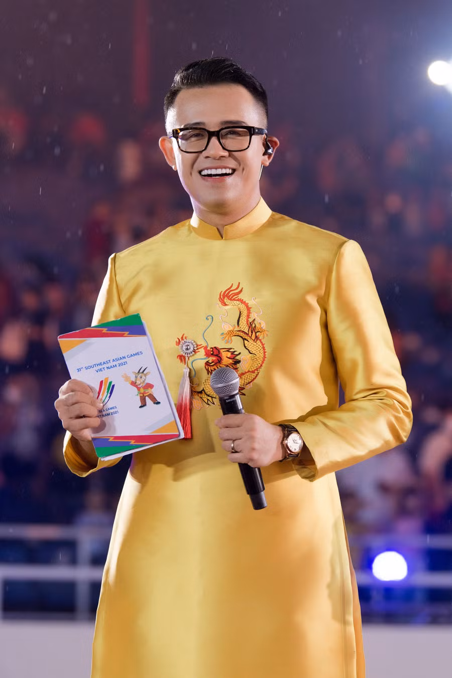 “Có thể xem, 10 triệu đồng là cột mốc đầu tiên cần vượt qua của một MC. Từ 10 đến 20 triệu đồng là cát-xê cho một sự kiện nếu MC có kinh nghiệm, một chút tiếng tăm và đã định hình được phong cách dẫn”, MC Đức Bảo nói thêm.