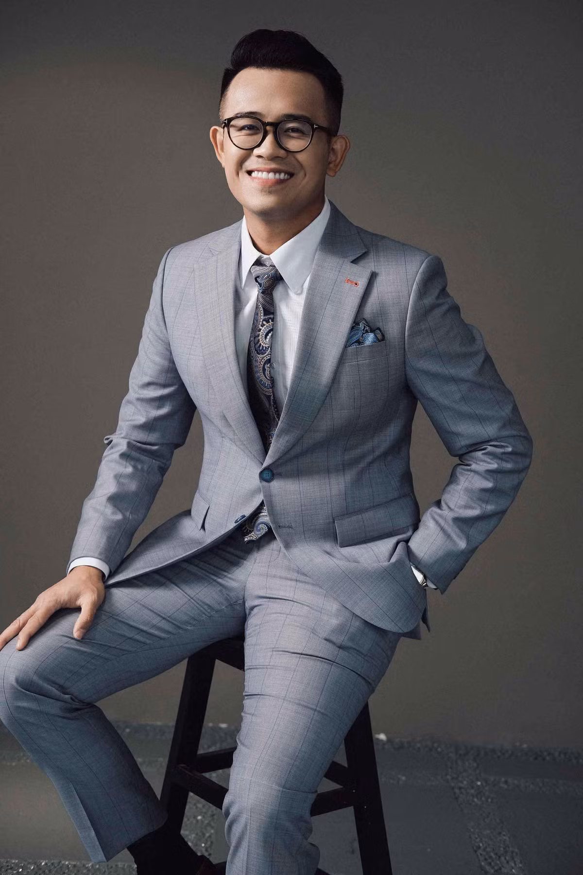 Với những khán giả thường xuyên theo dõi các gameshow truyền hình thì Đức Bảo đã không còn là cái tên xa lạ. MC sinh năm 1987 là người cầm trịch hàng loạt chương trình hot như Chúng Tôi Là Chiến Sĩ, Cà Phê Sáng Với VTV3, Chiếc Nón Kì Diệu,...