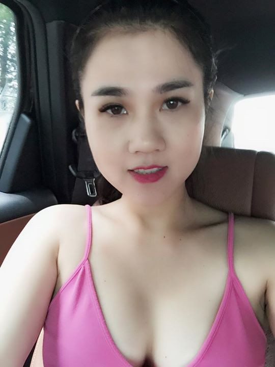 Điều này lại càng ấn tượng hơn nữa khi Ngọc Bích vừa hạ sinh em bé thứ 2 được 8 tháng nhưng lại có vòng eo đẹp chẳng kém Ngọc Trinh