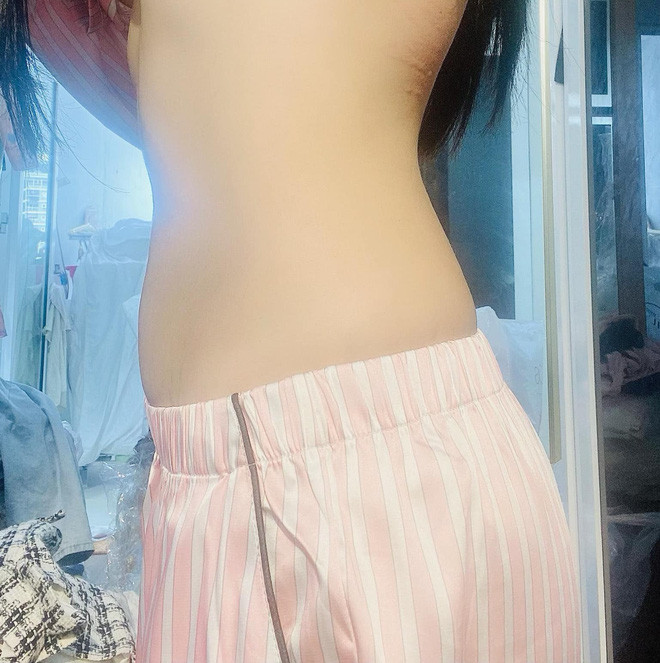 Không chỉ vậy, "nữ hoàng nội y" và chị gái còn có thêm điểm chung đó là vòng eo thon thả khiến ai ngắm cũng phải mê đắm.