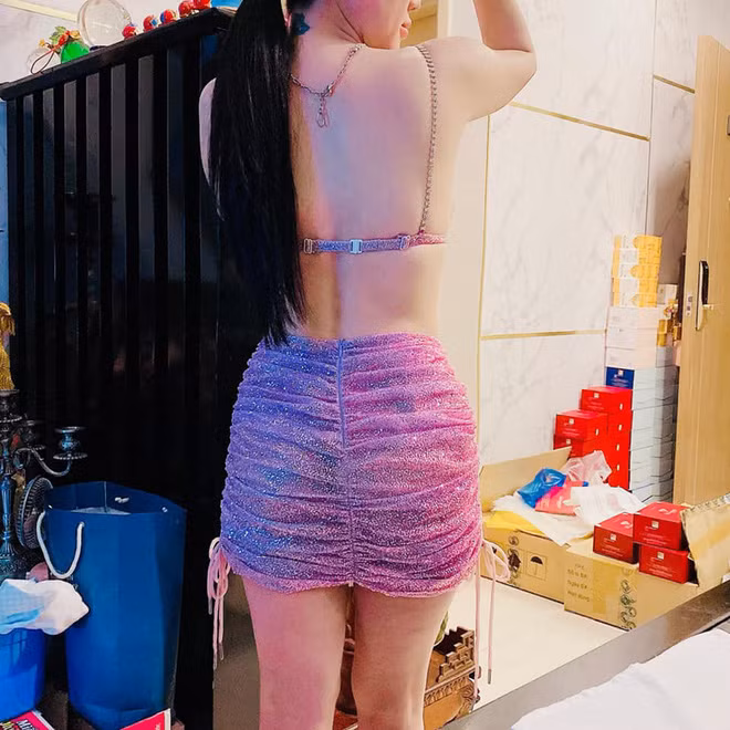 Dù đã trải qua 2 lần sinh nở nhưng bụng của Ngọc Bích gần như không có một chút tì vết nào, vừa trắng vừa thon gọn.