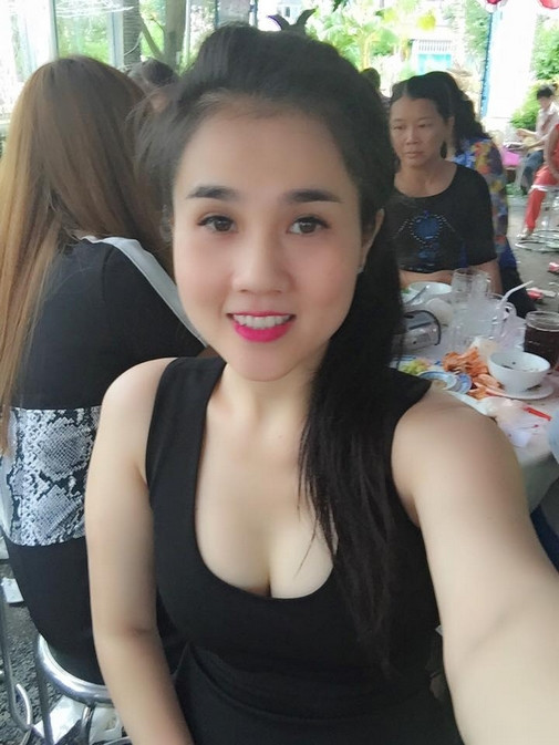 Dù chưa tiết lộ con số nhưng ở phần bình luận, Ngọc Bích cho biết cô mặc vừa khít đầm của em gái.