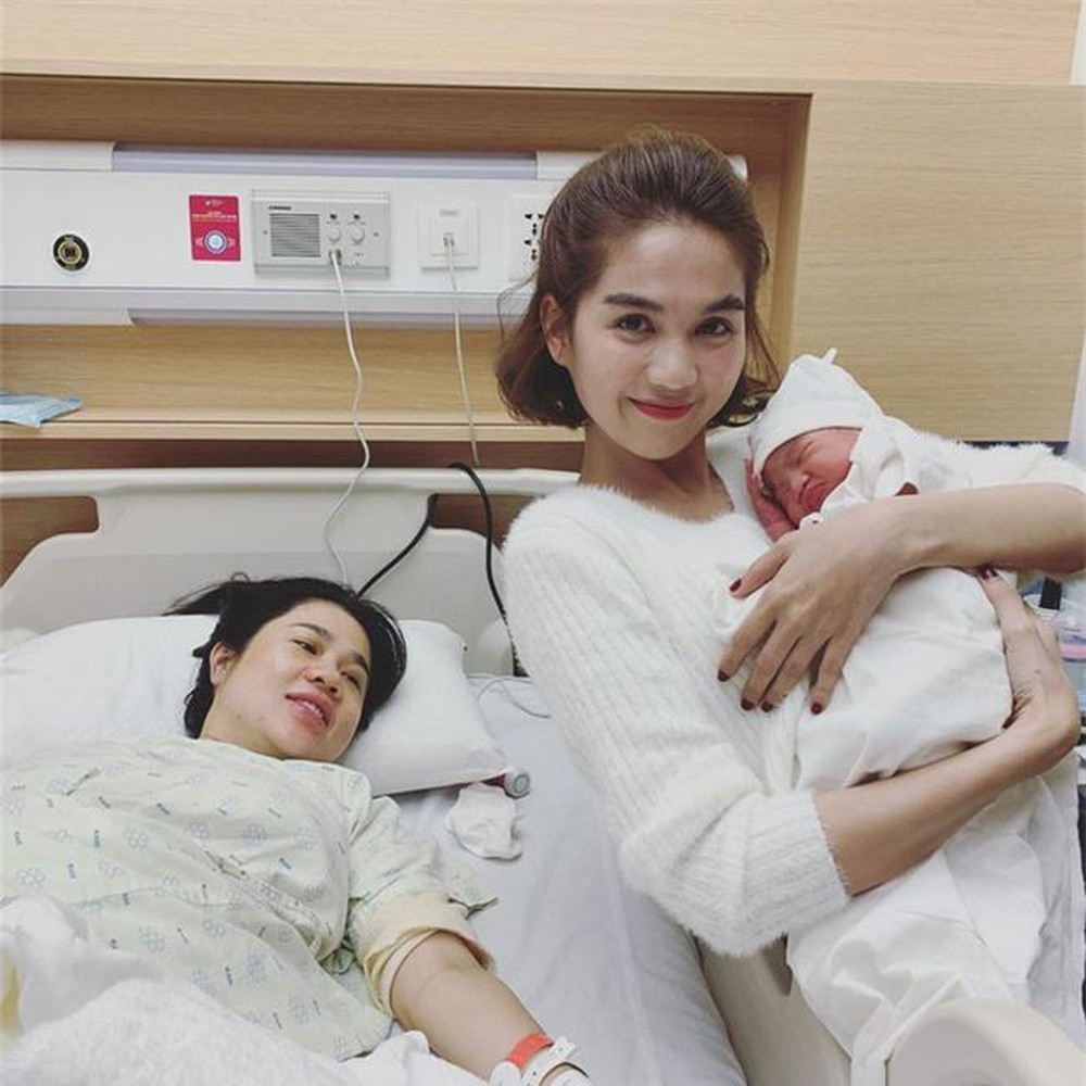 Sau khi chị gái hạ sinh bé thứ 2, Ngọc Trinh cũng đã có mặt để chào đón thành viên mới của gia đình.