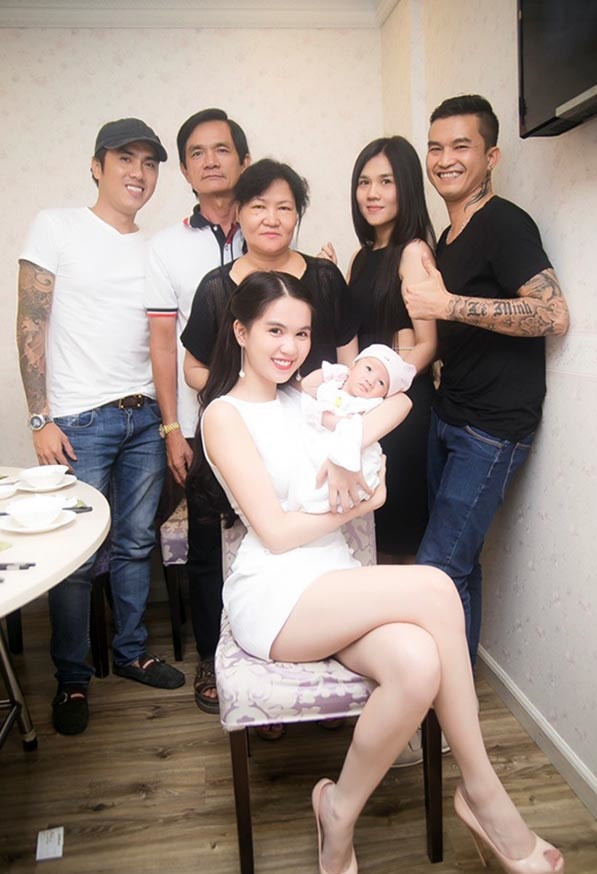 Gia đình Ngọc Trinh chào đón thành viên mới.
