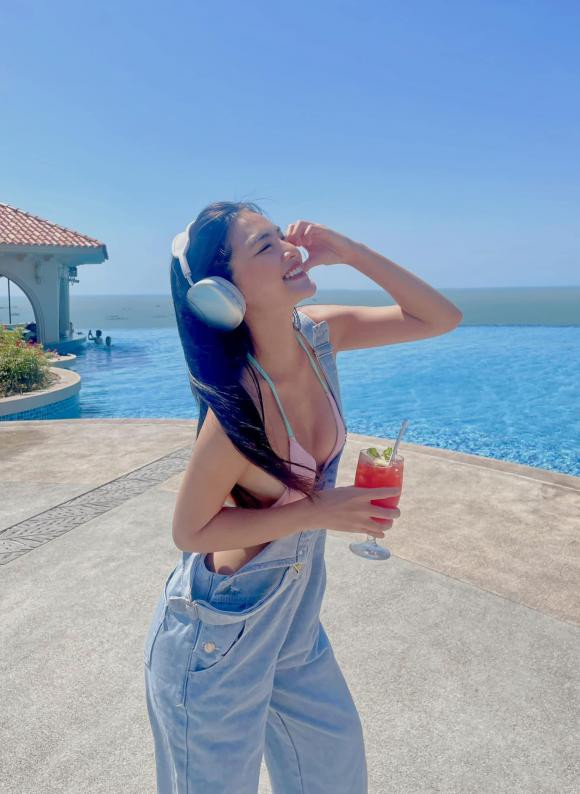 Hoàng Kim sinh năm 2002, sở hữu chiều cao 1m69, có số đo 3 vòng: 82 - 56 - 91cm.