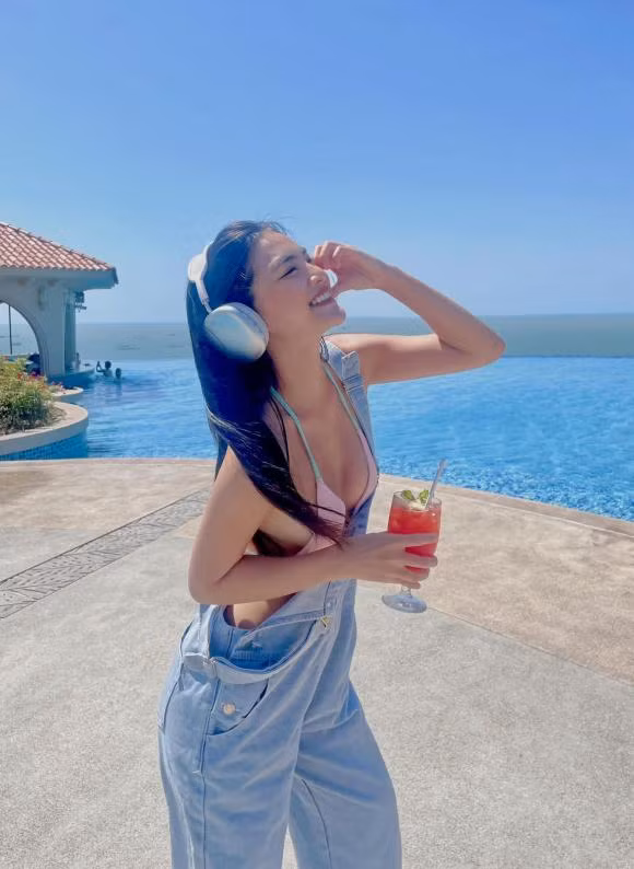 Hoàng Kim sinh năm 2002, sở hữu chiều cao 1m69, có số đo 3 vòng: 82 - 56 - 91cm.