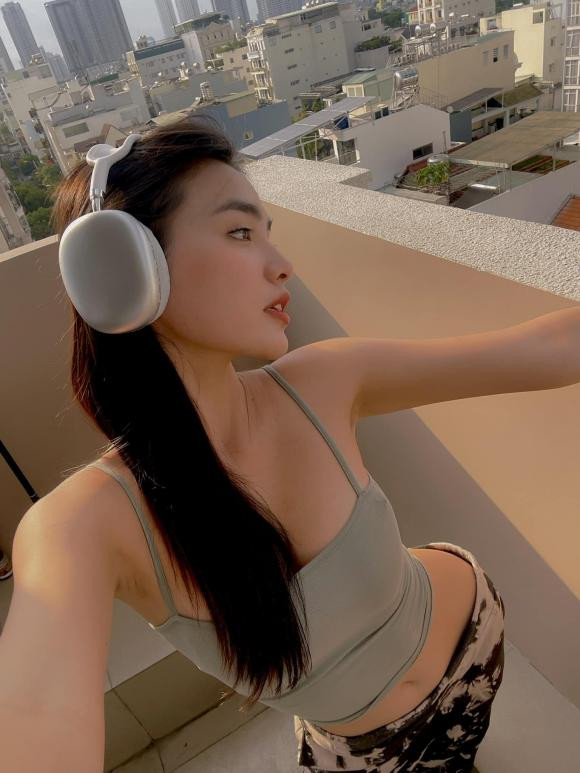 Hoàng Kim tham gia Hoa khôi Nam Bộ 2022. Ở sân chơi này, cô nàng lọt top 10 và giành giải Người đẹp ảnh.