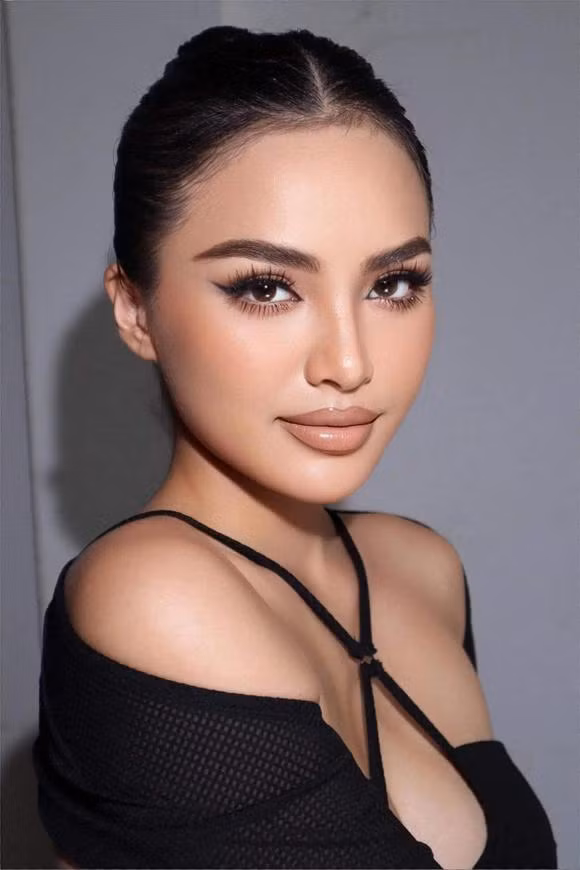 Đời thường, nữ chính trong MV của Hồ Quang Hiếu có nhan sắc trong trẻo, xinh đẹp và được khen là nóng bỏng.