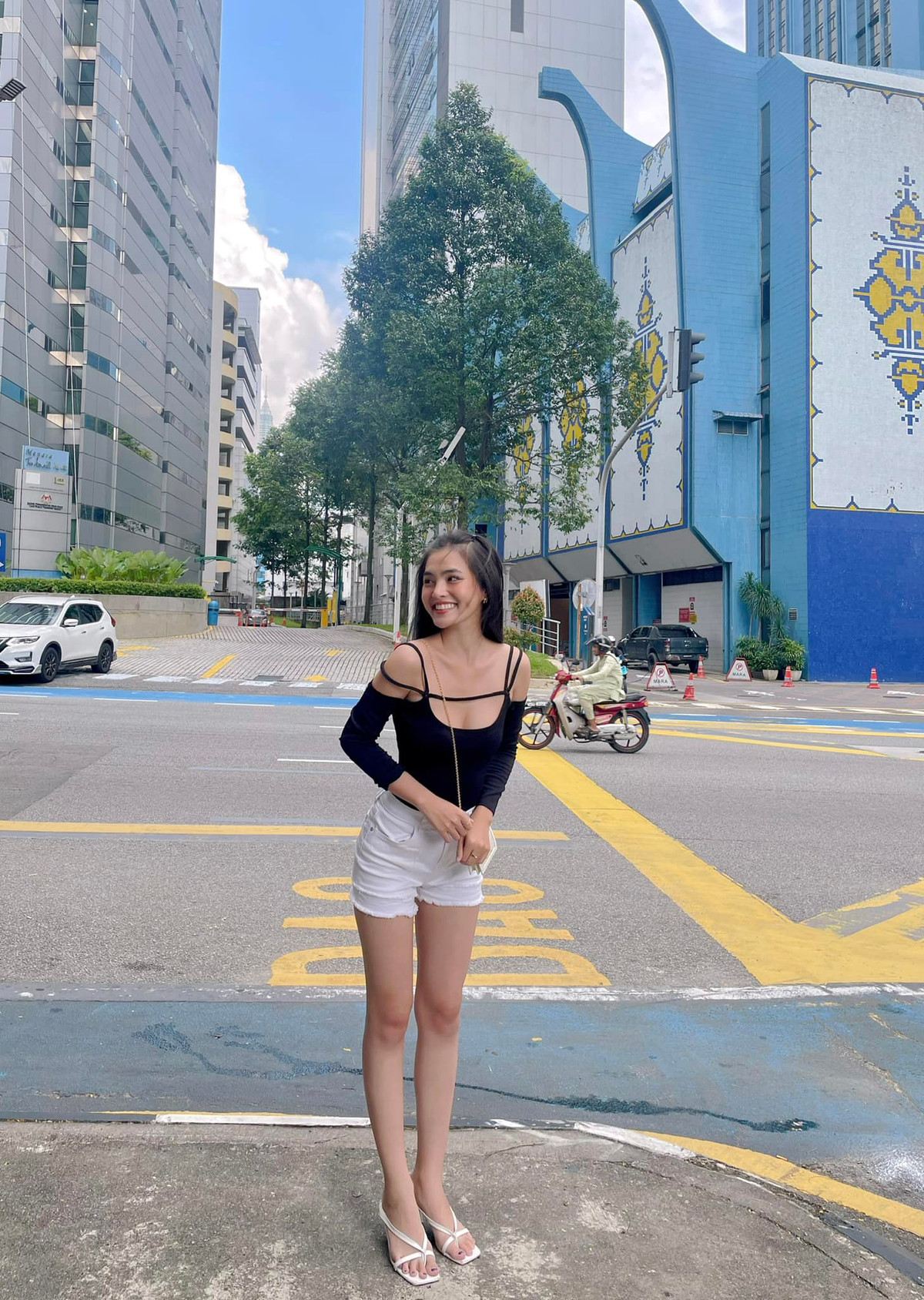 Nữ chính trong MV của Hồ Quang Hiếu cũng tham gia nhiều cuộc thi nhan sắc khác và gặt hái được một số thành công nhất định.